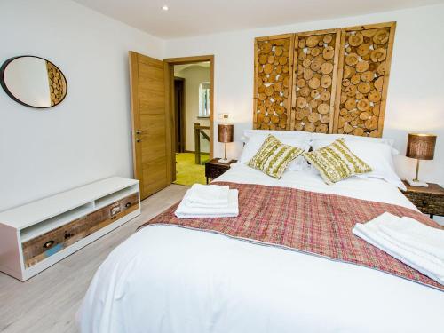 Кровать или кровати в номере Hiraeth At The Brecon Beacons