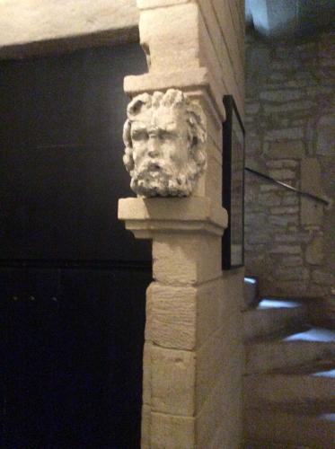 a statue of a face on the side of a staircase at Monte Arena Chambre d'hôtes in Montaren-et-Saint-Médiers