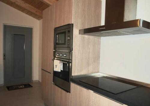 uma cozinha com um micro-ondas e um fogão forno superior em Agriturismo Ardizio 43 em Pesaro