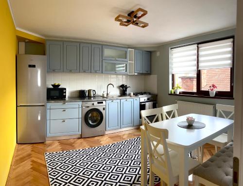 Kuhinja ili čajna kuhinja u objektu Travellers apartment