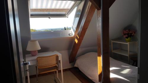 a small room with a small bed and a window at Russchaert in Zimmersheim