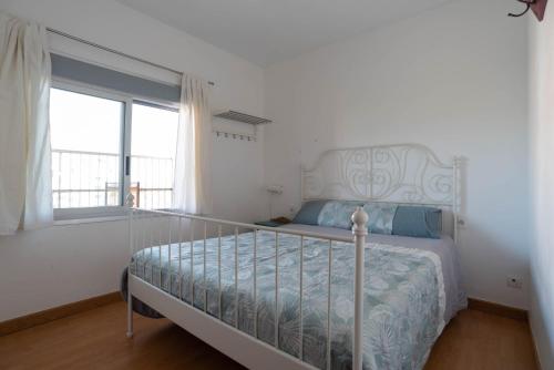 A bed or beds in a room at Acogedor apartamento junto al mar