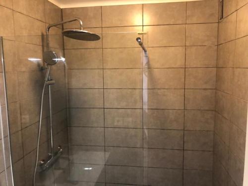 eine Dusche mit Duschkopf im Bad in der Unterkunft Appartement 5 étoiles charmant et cosy in Canet-en-Roussillon