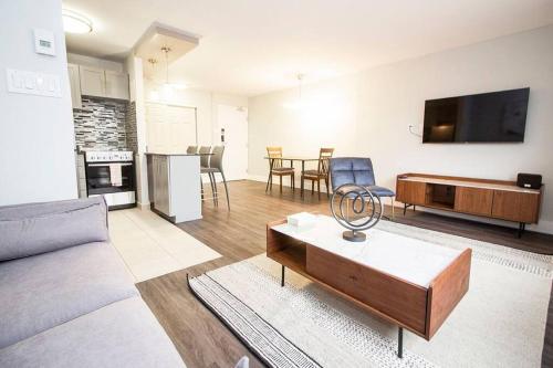 Modern 1BR condo with great view Free parking