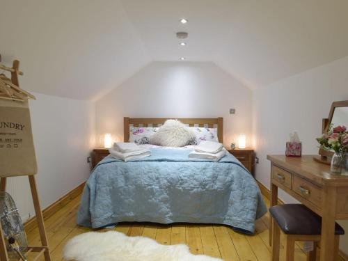 1 dormitorio con 1 cama con toallas en Bluebell Cottage - Uk12988, en Monington