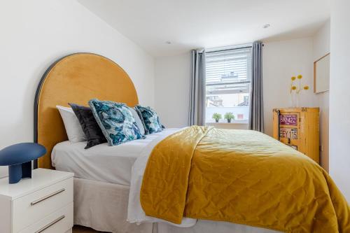 ロンドンにあるArchitect's Sophisticated Private 3bed 3bath House OFF OXFORD STのベッドルーム1室(大型ベッド1台、黄色い毛布付)