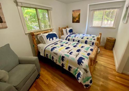 1 dormitorio con 2 camas y sofá en Escape to a 3-Bedroom Cabin in Lower Catskills, en Woodridge