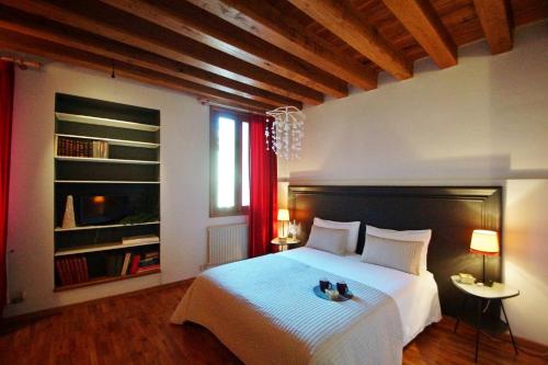 Un dormitorio con una gran cama blanca y una ventana en Avogari B&B, en Treviso