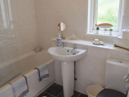 a bathroom with a sink and a shower and a toilet at Tree Tops in Crieff