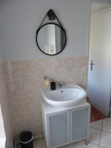 łazienka z białą umywalką i lustrem w obiekcie Jolie maison pour 4 à 6 personnes w mieście Ellon