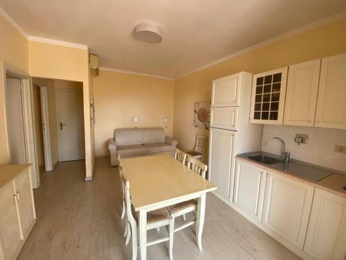 Cucina o angolo cottura di Residential Hotel Villaggio Innamorata