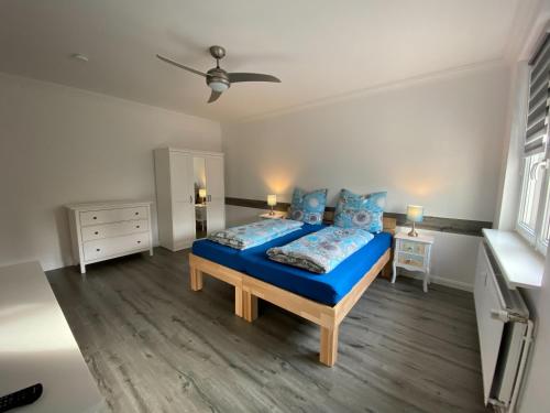 a bedroom with a blue bed with blue pillows at EXKLUSIVE Ferienwohnung in Einbeck, Top Lage! in Einbeck