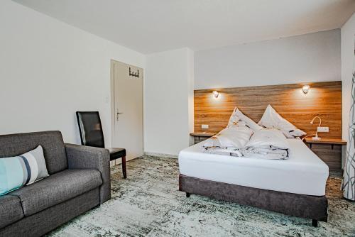 ein Schlafzimmer mit einem Bett und einem Sofa in der Unterkunft Apartments Leszek Elis 141 in See