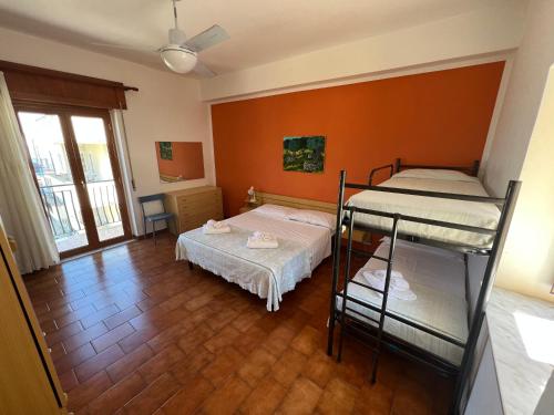 a room with two bunk beds and a window at Appartamento Vacanza Gioiosamare in Gioiosa Marea