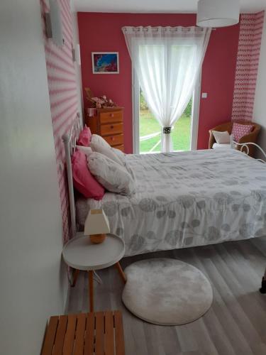 1 dormitorio con cama, mesa y ventana en Chambre d'hôtes du Haut Chemin en La Bohalle