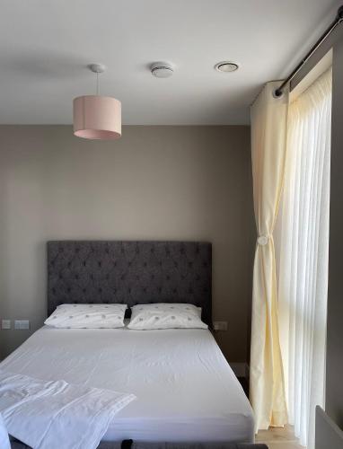ein Schlafzimmer mit einem großen Bett und einem Fenster in der Unterkunft Lovely and comfortable flat in Chelsea. in London
