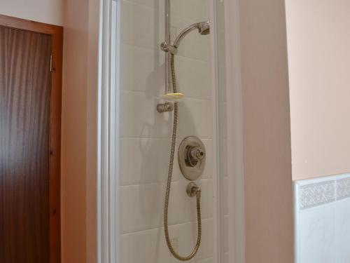 La salle de bains est pourvue d'une douche avec un pommeau de douche. dans l'établissement Seashore Retreat, à Johnshaven