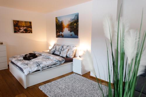 um quarto com uma cama com um cão em 90 m2 horský apartmán v centru Harrachova em Harrachov