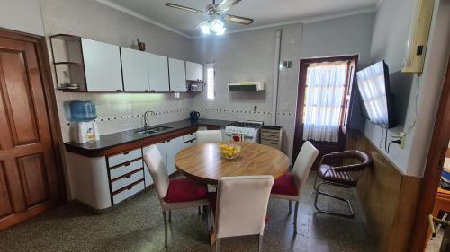 Il comprend une petite cuisine avec une table et des chaises en bois. dans l'établissement La Casa de la Abuela, 