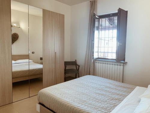um quarto com uma cama e um espelho em La Casetta Rosa em Travacò Siccomario
