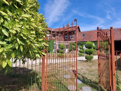 an iron fence in front of a house at Le Paddock - Chambres et table d'hôtes in Le Déluge