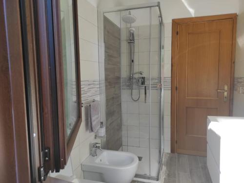 ein Bad mit einer Dusche, einem WC und einem Waschbecken in der Unterkunft A due passi dal Gran Sasso in Fano a Corno