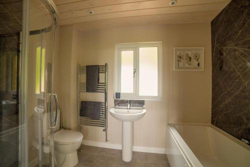 a bathroom with a sink and a toilet and a tub at Kites Nest-qu7488 in Highgate