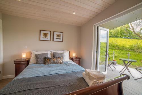 um quarto com uma cama e uma grande janela em Kites Nest-qu7488 em Highgate