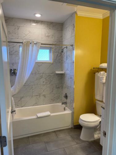 Bilik mandi di Sea Breeze Inn - Pacific Grove