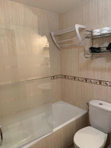 y baño con bañera, aseo y ducha. en Apartamento Carihuela a 300 metros playa, en Torremolinos