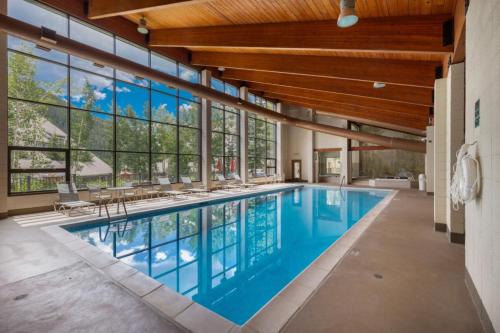 una piscina in una casa con finestre di Pines by Summit County Mountain Retreats a Keystone