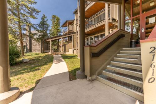 una casa con scale per la parte anteriore di Pines by Summit County Mountain Retreats a Keystone