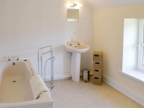 a bathroom with a bath tub and a sink at Barley Mill - Uk11148 in Eshott
