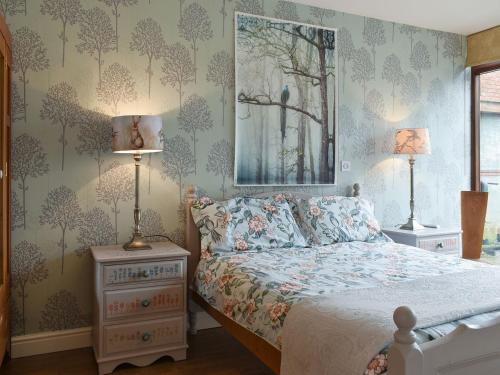 um quarto com uma cama e uma fotografia na parede em Skylark - Uk30746 em Acton Trussell