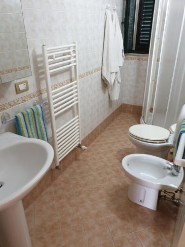 baño con 2 aseos y lavamanos en Country house pool and sea en Agnone Bagni