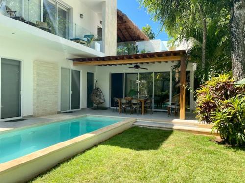 a house with a swimming pool in the yard at Luxury Private Villas , Private Pool, Private garden, Jacuzzi, 24hours security in Tulum