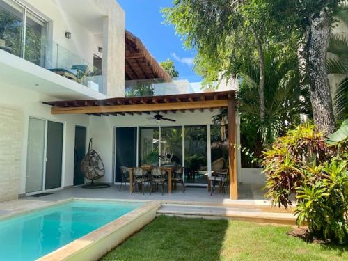 una casa con piscina e sala da pranzo di Luxury Private Villas , Private Pool, Private garden, Jacuzzi, 24hours security a Tulum
