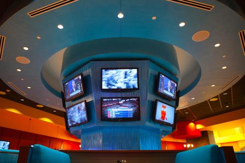a room with four televisions on a wall at Shoshone-Bannock Hotel and Event Center in Fort Hall