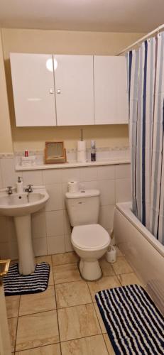 łazienka z toaletą, umywalką i wanną w obiekcie Dartford Cosy and Spacious 3 bedroom house Netflix and Sport Channels w mieście Dartford