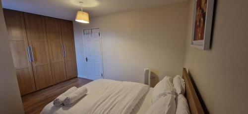 sypialnia z łóżkiem z dwoma ręcznikami w obiekcie Dartford Cosy and Spacious 3 bedroom house Netflix and Sport Channels w mieście Dartford
