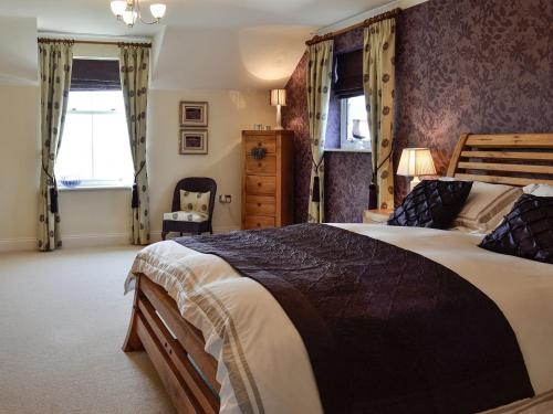 Un dormitorio con una cama grande y una ventana en Yonderton House - Uk11181, en Hollybush