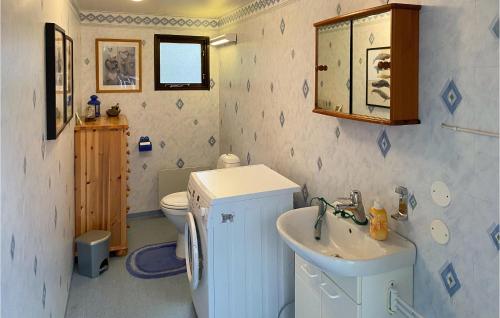 uma casa de banho com um lavatório, um WC e um espelho. em Stunning Home In Hultsfred With Kitchen em Hultsfred