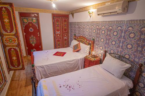 Postel nebo postele na pokoji v ubytování Riad Hayat Fes