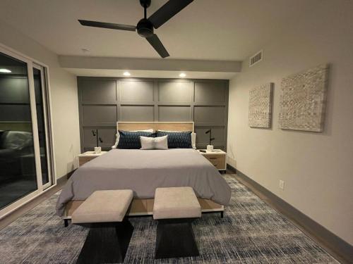 1 dormitorio con 1 cama y ventilador de techo en Designer View Villa-rooftop 360 View Deck-hot Tub, en Sedona