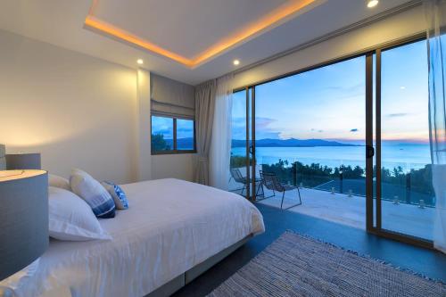 um quarto com uma cama e vista para o oceano em 400m to beach & sunset seaview em Nathon Bay