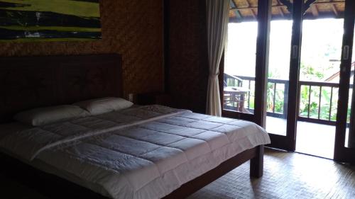 烏布的住宿－Rice paddy bungalow，一间设有床铺的卧室,位于带窗户的房间内