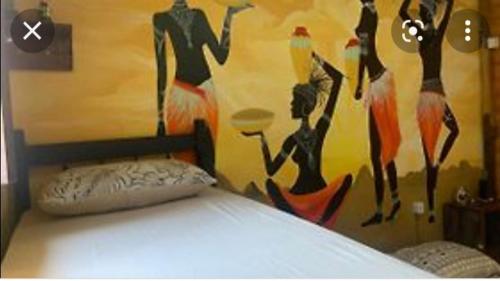 - une chambre avec un tableau mural et un lit dans l'établissement Hostel swellpipa, à Pipa