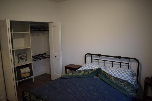 Postel nebo postele na pokoji v ubytování The Purple Door Carriage House