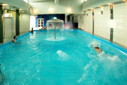 twee personen zwemmen in een zwembad bij Spa Hotel Terme in Sarajevo