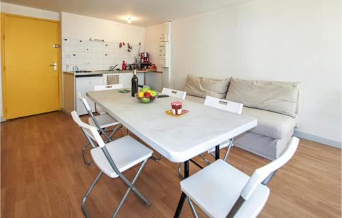 un salon avec une table, des chaises et un canapé dans l'établissement Amazing Apartment In Seyne With Kitchen, à Seyne